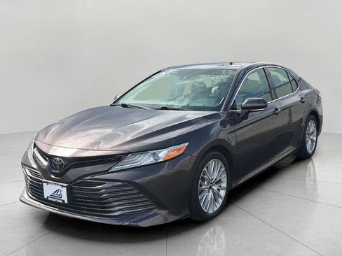 Used 2018 Toyota Camry XLE FWD image 3
