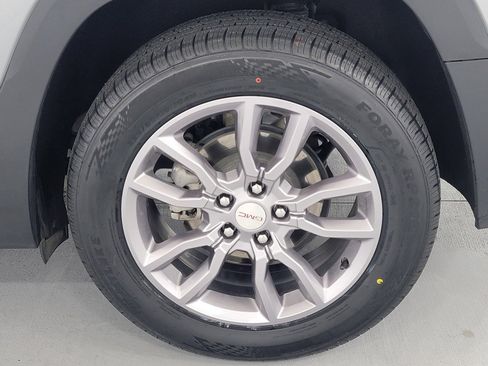 Used 2024 GMC Terrain SLT image 11