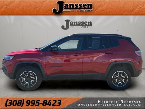 Used 2025 Jeep Compass Trailhawk AWD/4WD image 1