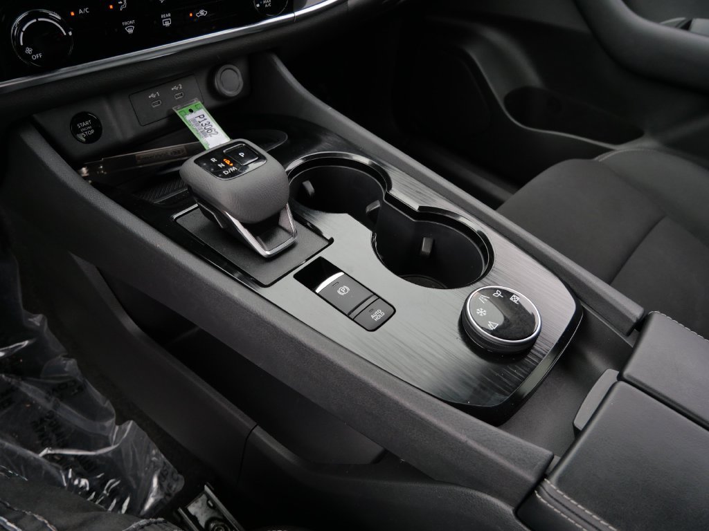 Used 2025 Nissan Rogue S AWD/4WD image 18