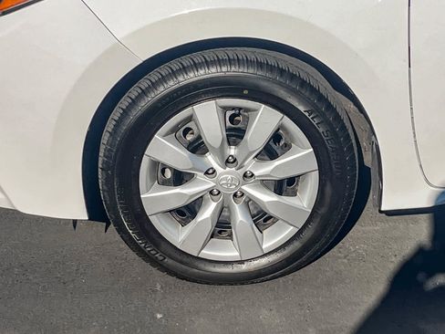 Used 2015 Toyota Corolla LE image 9