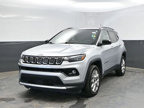 Used 2025 Jeep Compass Limited AWD/4WD image 3