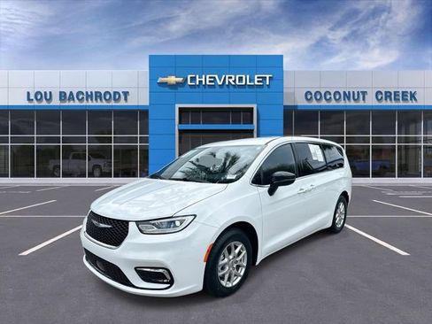 Used 2024 Chrysler Pacifica Touring FWD image 4