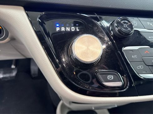 Used 2024 Chrysler Pacifica Touring-L image 31