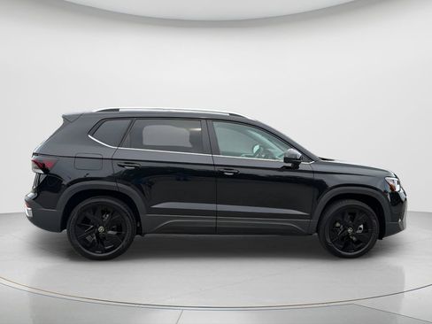 New 2026 Volkswagen Taos SE FWD image 4