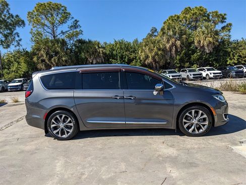 Used 2017 Chrysler Pacifica Limited image 10