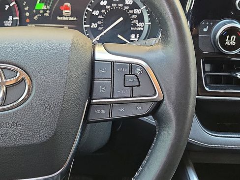 Used 2021 Toyota Highlander XLE AWD/4WD image 21