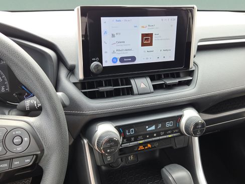 Used 2025 Toyota RAV4 XLE AWD/4WD image 18