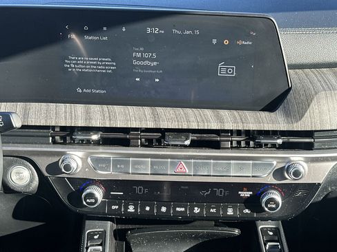 Used 2024 Kia Telluride EX w/ EX Captain's Chair Package image 25