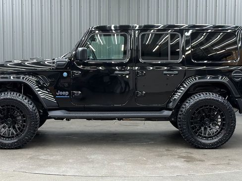 Used 2025 Jeep Wrangler Unlimited Sahara image 2