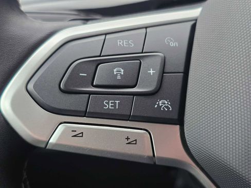 Used 2025 Volkswagen Atlas Cross Sport SE image 35