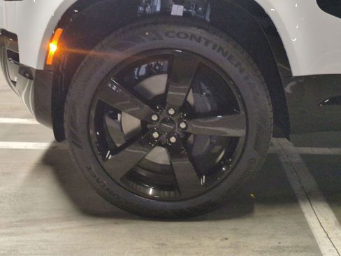 New 2026 Land Rover Defender 110 X-Dynamic SE image 9