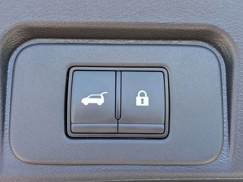 Used 2025 Nissan Rogue SV FWD image 14