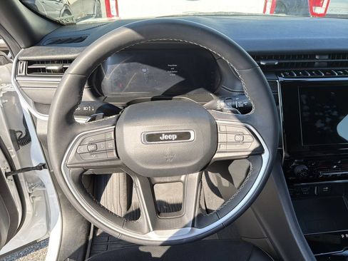 Used 2024 Jeep Grand Cherokee Altitude AWD/4WD image 18