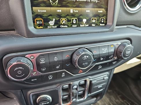 Used 2018 Jeep Wrangler Unlimited Sahara AWD/4WD image 22