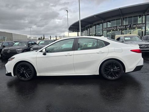 Used 2025 Toyota Camry SE image 3
