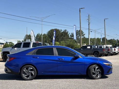 Used 2025 Hyundai Elantra SEL FWD image 4