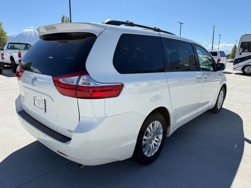Used 2016 Toyota Sienna XLE Premium image 3