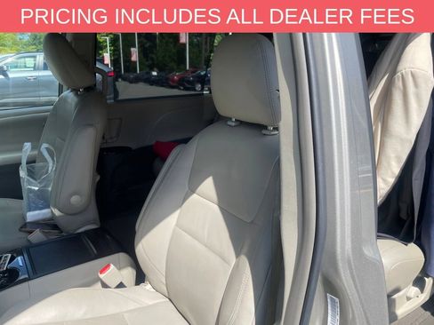 Used 2017 Toyota Sienna XLE w/ XLE Navigation Package FWD image 6