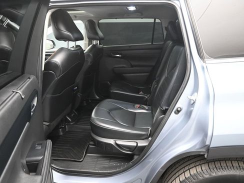 Used 2021 Toyota Highlander XLE FWD image 19