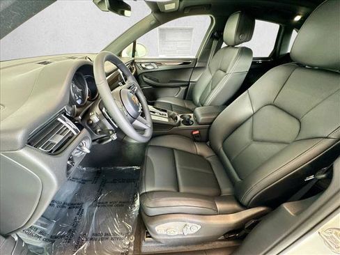 Certified 2026 Porsche Macan AWD/4WD image 5