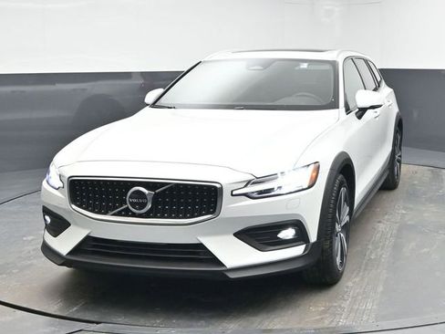 Used 2025 Volvo V60 B5 Cross Country Plus image 3