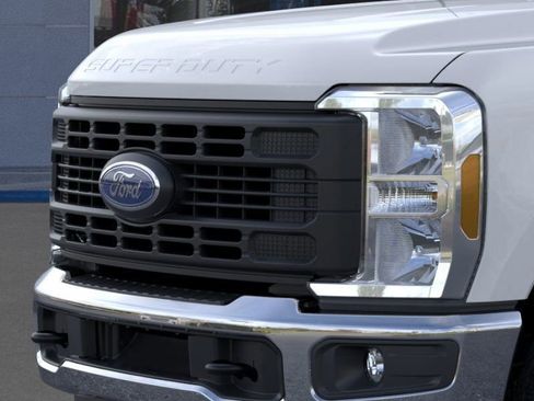 New 2026 Ford F250 XL w/ XL Chrome Package image 18