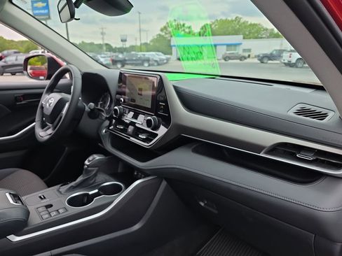 Used 2024 Toyota Highlander LE FWD image 26