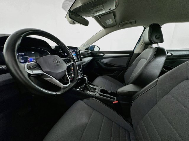 Used 2025 Volkswagen Jetta SE FWD image 19