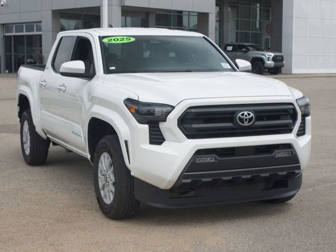 Used 2025 Toyota Tacoma SR5 AWD/4WD image 24