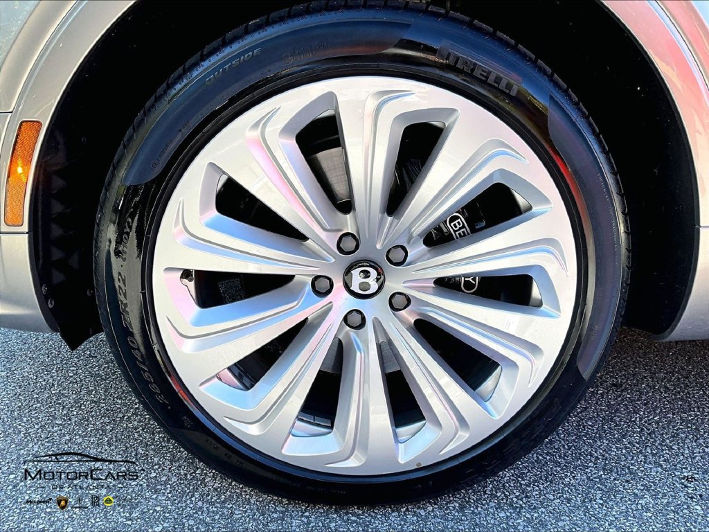 Used 2025 Bentley Bentayga AWD/4WD image 8