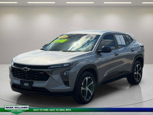 Used 2024 Chevrolet Trax RS w/ Driver Confidence Package FWD image 2