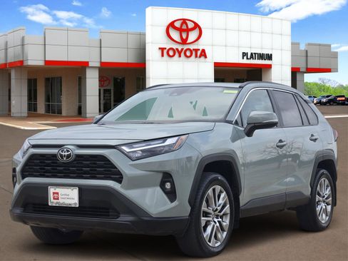 Used 2022 Toyota RAV4 XLE Premium image 2
