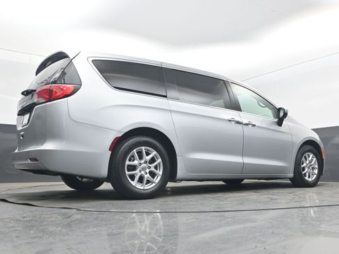 Used 2022 Chrysler Voyager LX image 31