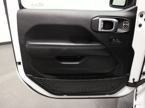 Used 2022 Jeep Wrangler Unlimited Sahara w/ Cold Weather Group AWD/4WD image 19