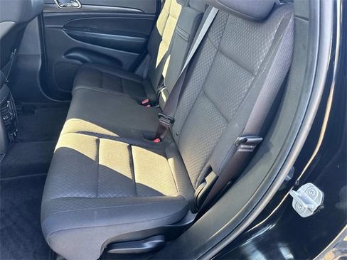 Used 2019 Jeep Grand Cherokee Laredo image 16