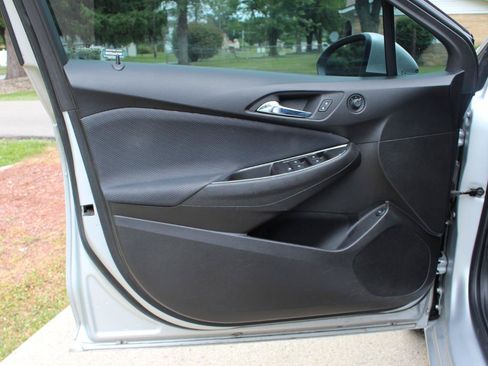 Used 2018 Chevrolet Cruze LT FWD image 12