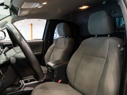 Used 2017 Toyota Tacoma SR image 8