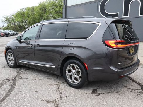 Used 2023 Chrysler Pacifica Limited FWD image 6