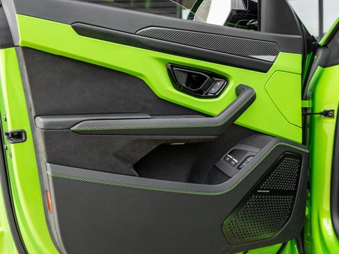 Used 2025 Lamborghini Urus SE image 19