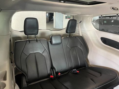 Used 2020 Chrysler Pacifica Limited image 27