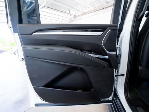 Used 2025 Cadillac Escalade ESV Sport w/ LPO, ONYX Package AWD/4WD image 46