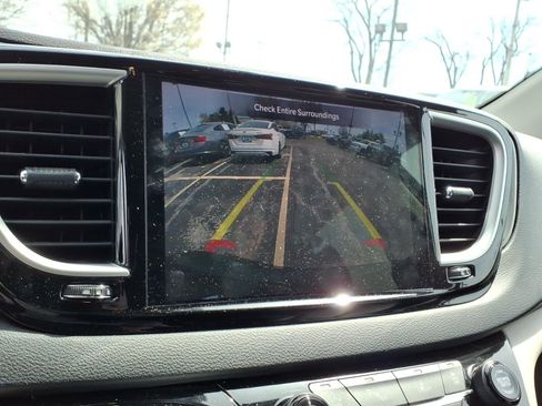 Used 2023 Chrysler Pacifica Touring-L FWD image 14