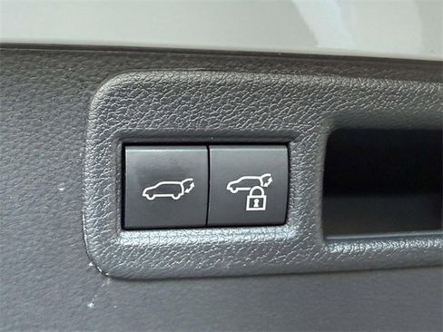 Used 2023 Toyota Venza image 18