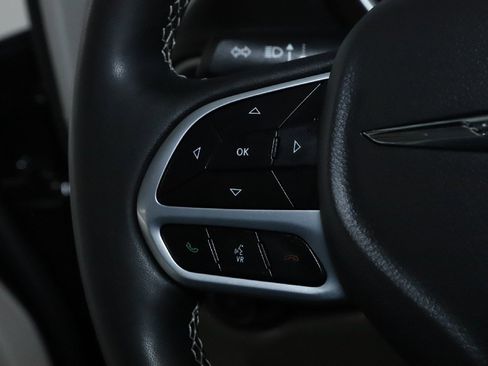 Used 2024 Chrysler Pacifica Touring-L image 22