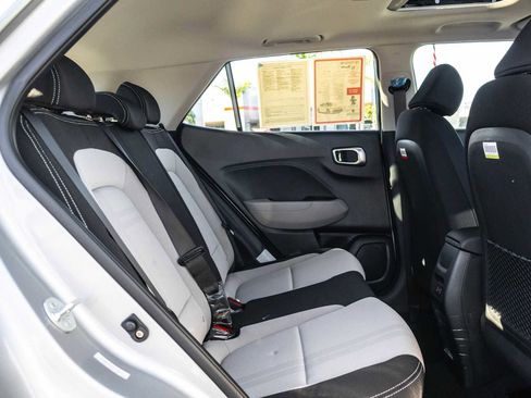 Used 2025 Hyundai Venue SEL image 15