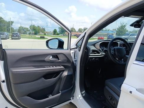 New 2027 Chrysler Pacifica LX FWD image 10
