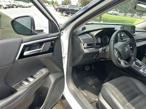 Used 2023 Mitsubishi Outlander SE AWD/4WD image 17