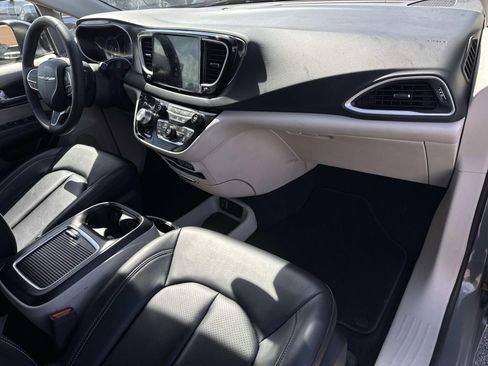 Used 2023 Chrysler Pacifica Touring-L FWD image 12