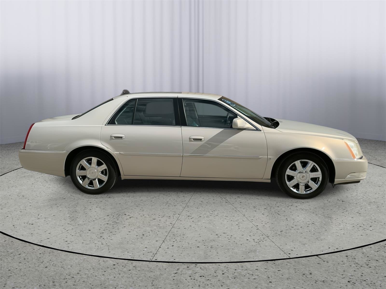 Used 2007 Cadillac DTS Luxury I w/ Trunk Convenience Package FWD image 6